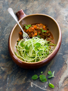 Squashspaghetti med kødsovs Opskrift og styling af Sandra Leigh Draznin for ugebladet Hjemmet